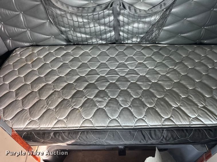 image for item ER0391 2015 Freightliner Cascadia semi truck