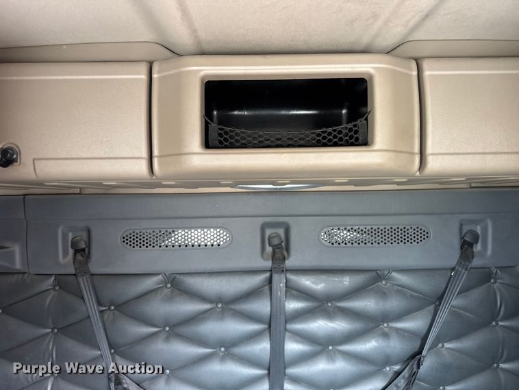 image for item ER0391 2015 Freightliner Cascadia semi truck