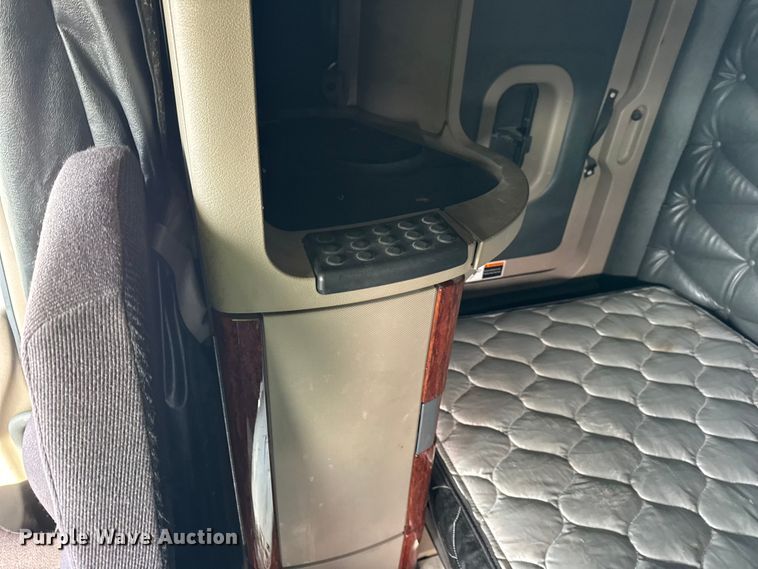 image for item ER0391 2015 Freightliner Cascadia semi truck