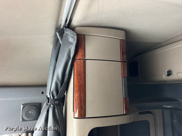 image for item ER0391 2015 Freightliner Cascadia semi truck