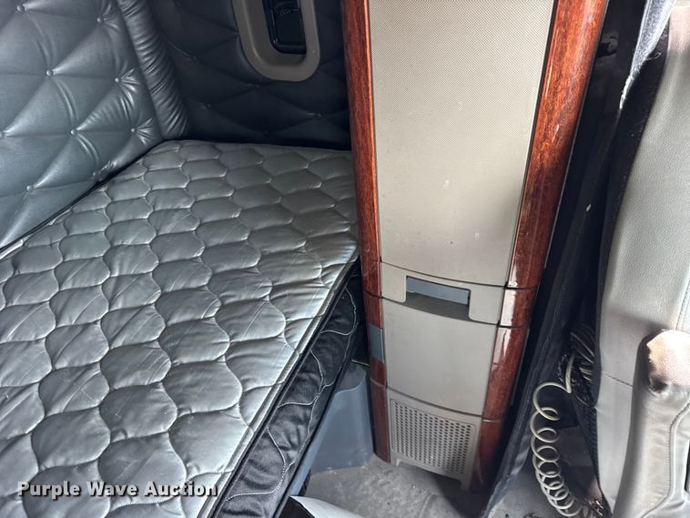 image for item ER0391 2015 Freightliner Cascadia semi truck