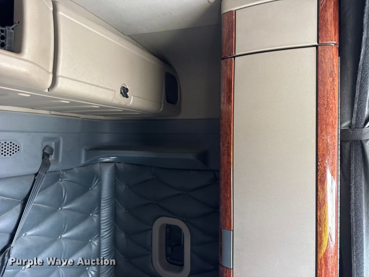 image for item ER0391 2015 Freightliner Cascadia semi truck