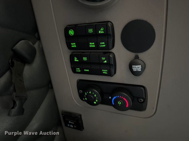 image for item ER0391 2015 Freightliner Cascadia semi truck