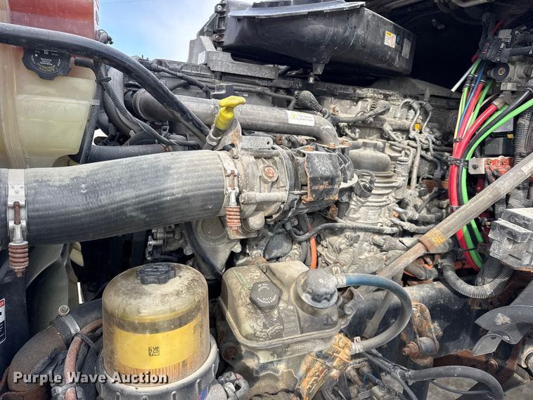 image for item ER0391 2015 Freightliner Cascadia semi truck