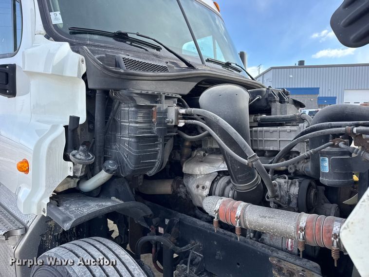 image for item ER0391 2015 Freightliner Cascadia semi truck