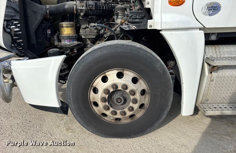 image for item ER0391 2015 Freightliner Cascadia semi truck