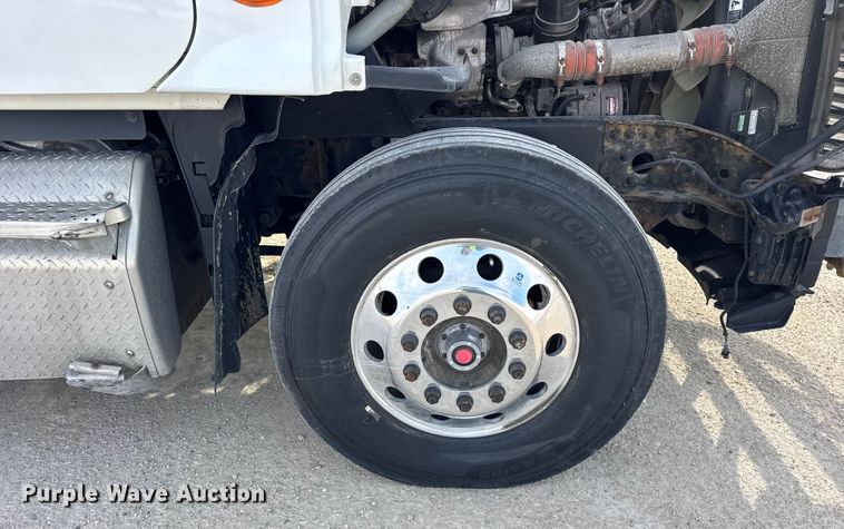 image for item ER0391 2015 Freightliner Cascadia semi truck