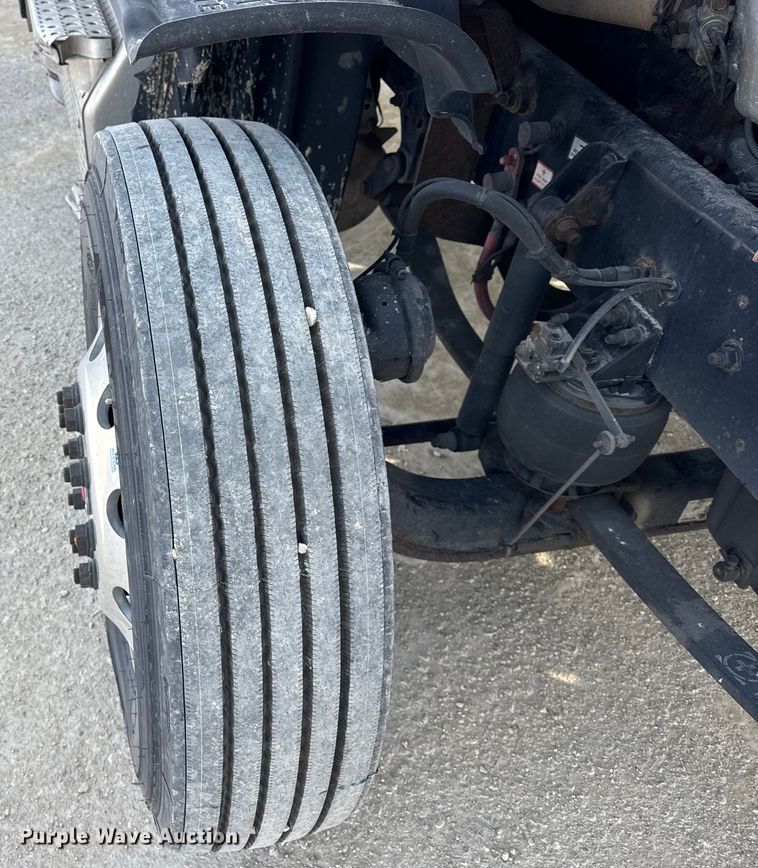 image for item ER0391 2015 Freightliner Cascadia semi truck