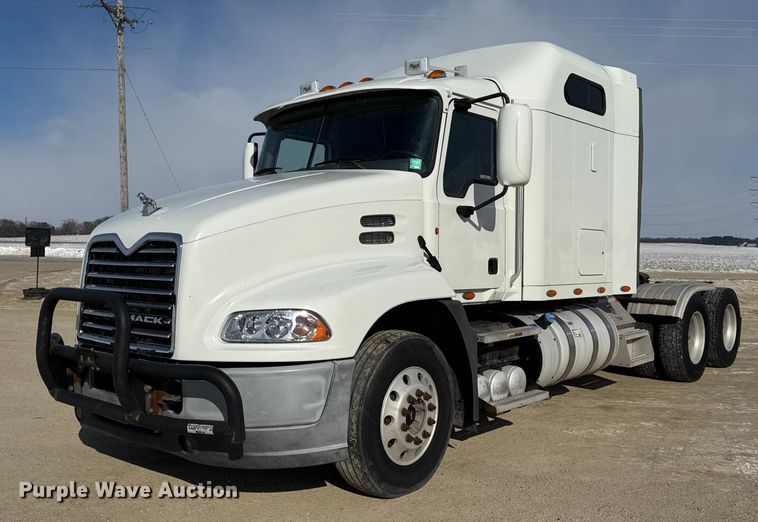 image for item ER0392 2015 Mack CXU613 semi truck