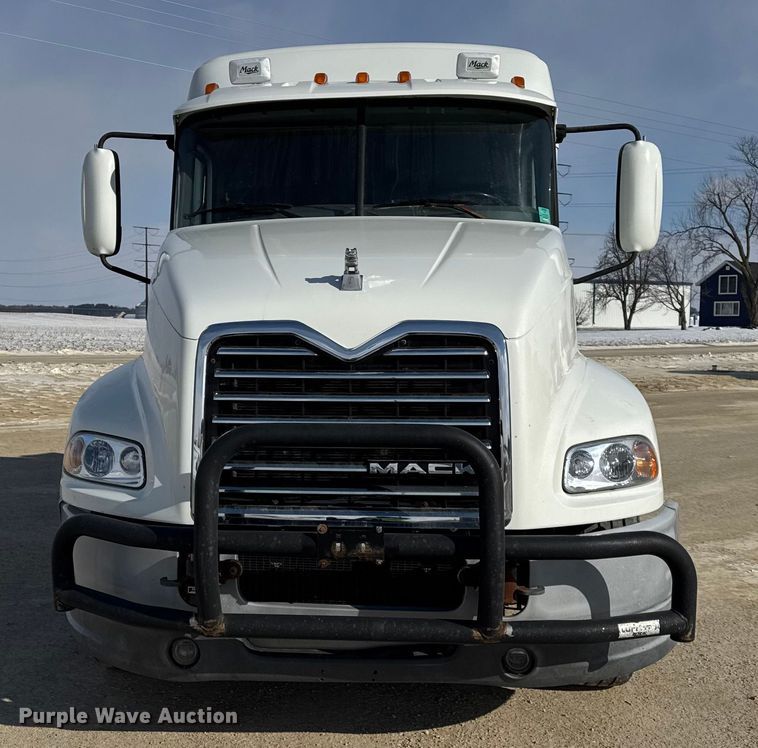 image for item ER0392 2015 Mack CXU613 semi truck