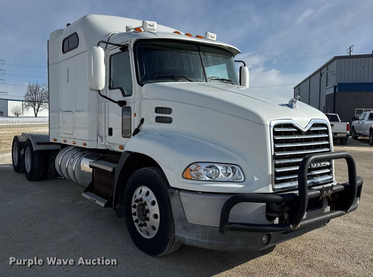 image for item ER0392 2015 Mack CXU613 semi truck