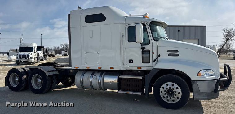 image for item ER0392 2015 Mack CXU613 semi truck