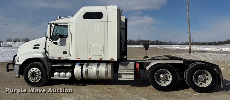 image for item ER0392 2015 Mack CXU613 semi truck