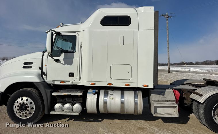 image for item ER0392 2015 Mack CXU613 semi truck