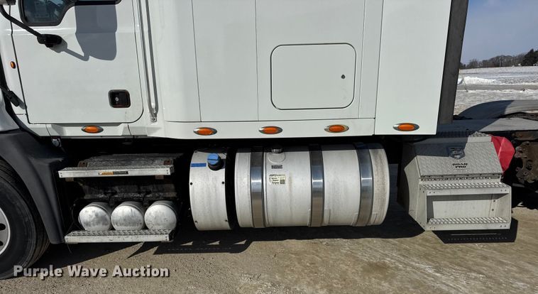 image for item ER0392 2015 Mack CXU613 semi truck