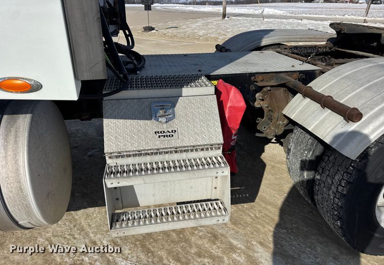 image for item ER0392 2015 Mack CXU613 semi truck