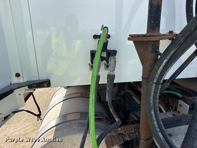 image for item ER0392 2015 Mack CXU613 semi truck