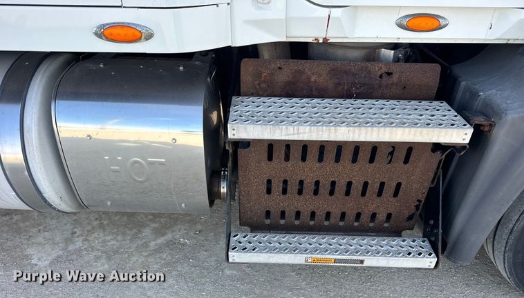 image for item ER0392 2015 Mack CXU613 semi truck