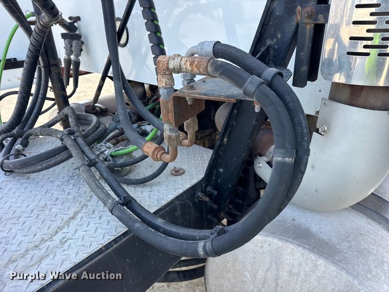 image for item ER0392 2015 Mack CXU613 semi truck