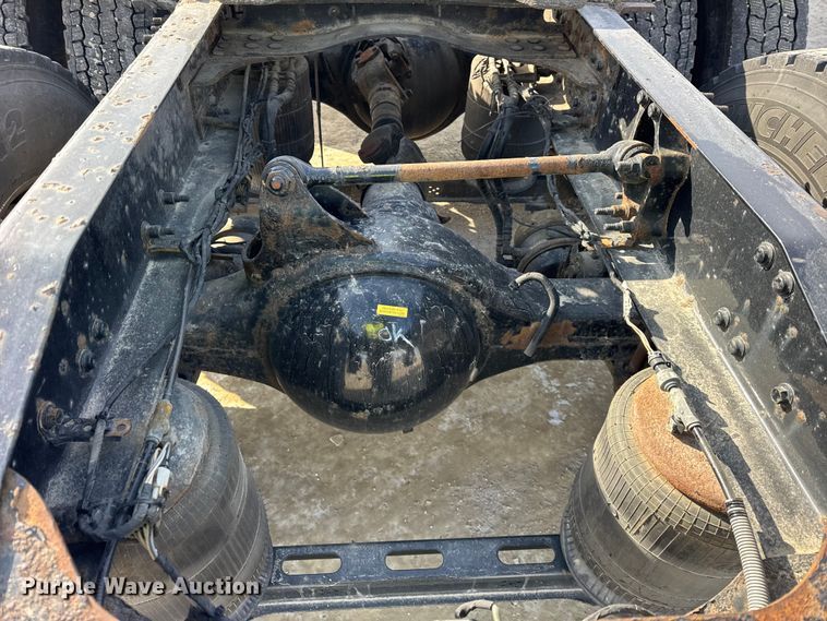 image for item ER0392 2015 Mack CXU613 semi truck