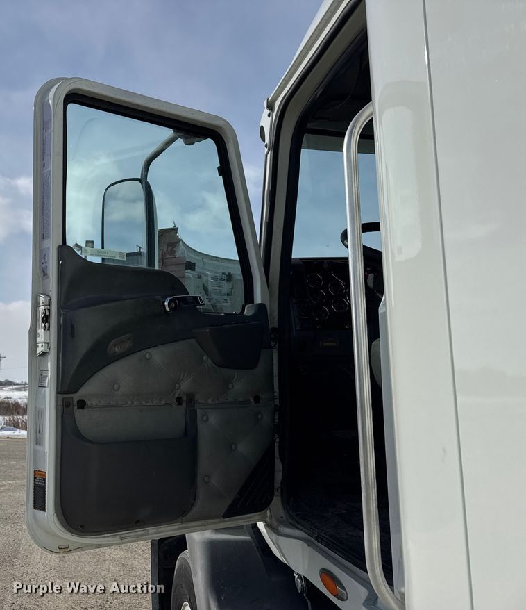 image for item ER0392 2015 Mack CXU613 semi truck