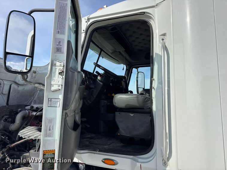 image for item ER0392 2015 Mack CXU613 semi truck