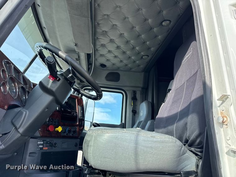 image for item ER0392 2015 Mack CXU613 semi truck