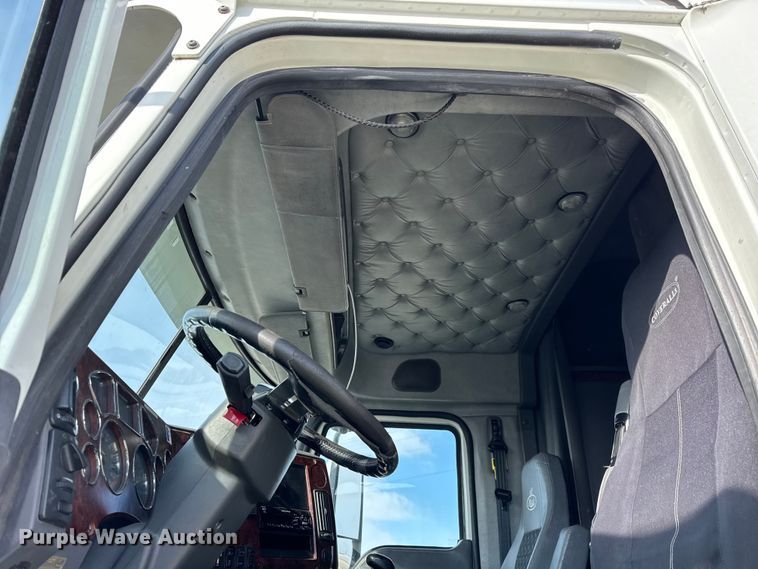 image for item ER0392 2015 Mack CXU613 semi truck