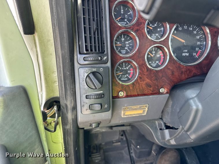 image for item ER0392 2015 Mack CXU613 semi truck