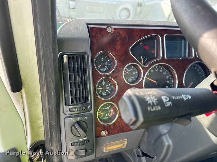 image for item ER0392 2015 Mack CXU613 semi truck