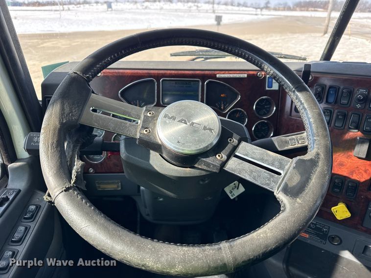 image for item ER0392 2015 Mack CXU613 semi truck