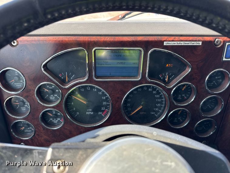 image for item ER0392 2015 Mack CXU613 semi truck