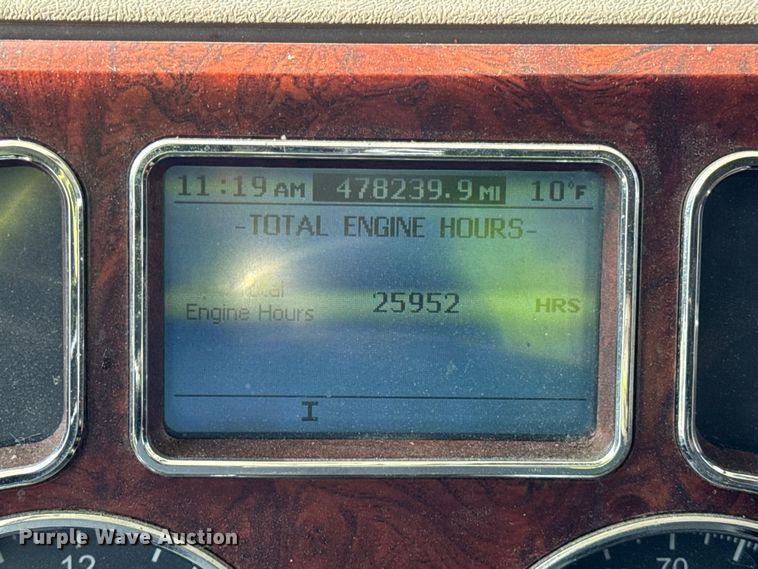 image for item ER0392 2015 Mack CXU613 semi truck