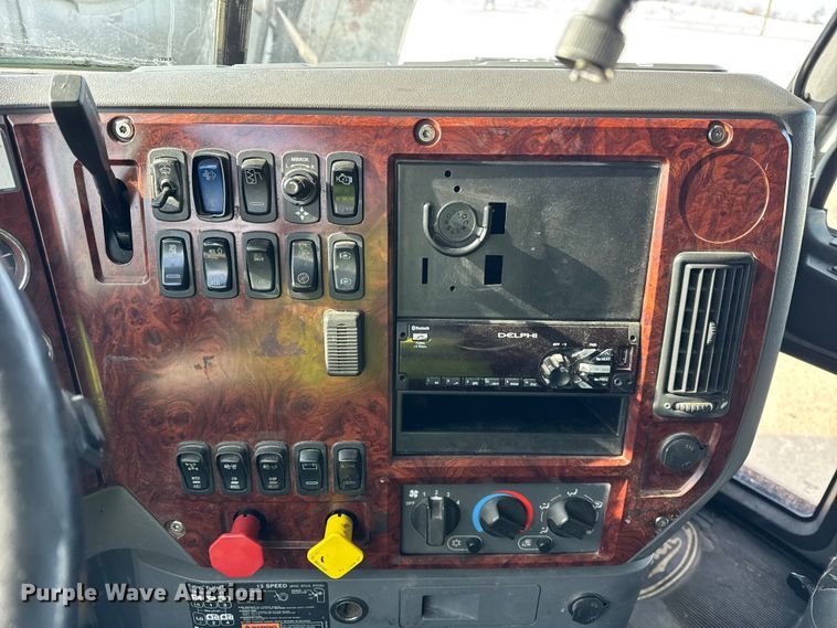 image for item ER0392 2015 Mack CXU613 semi truck