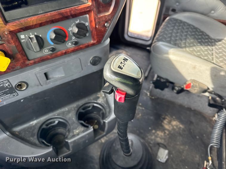 image for item ER0392 2015 Mack CXU613 semi truck