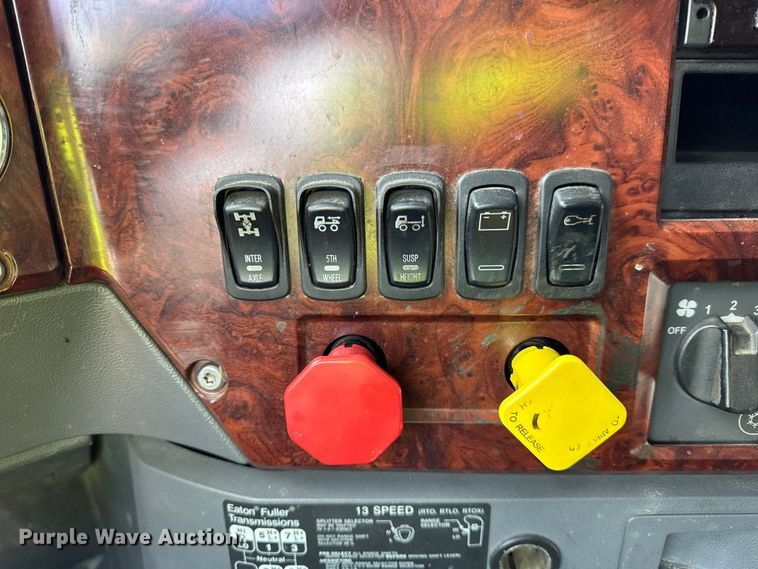 image for item ER0392 2015 Mack CXU613 semi truck