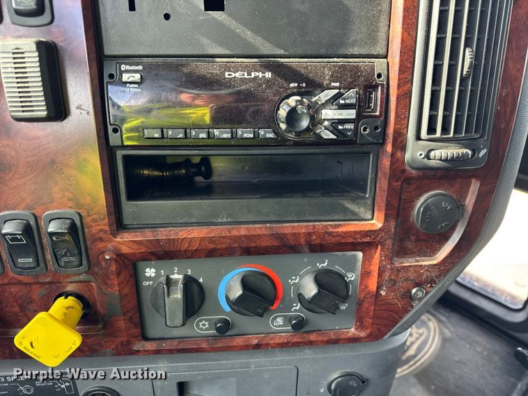 image for item ER0392 2015 Mack CXU613 semi truck