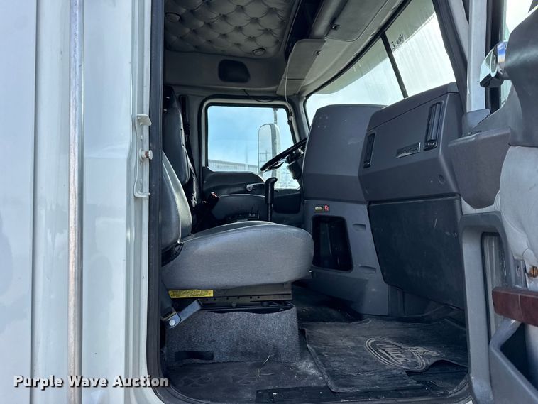 image for item ER0392 2015 Mack CXU613 semi truck