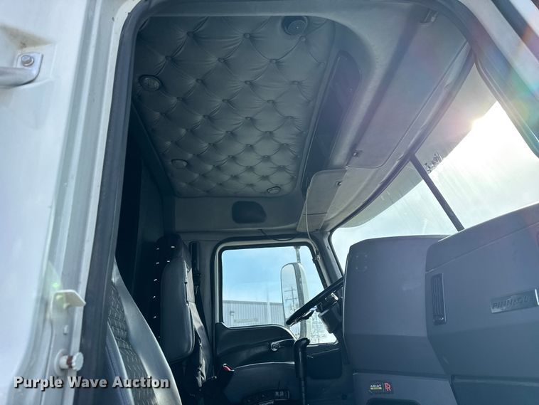 image for item ER0392 2015 Mack CXU613 semi truck