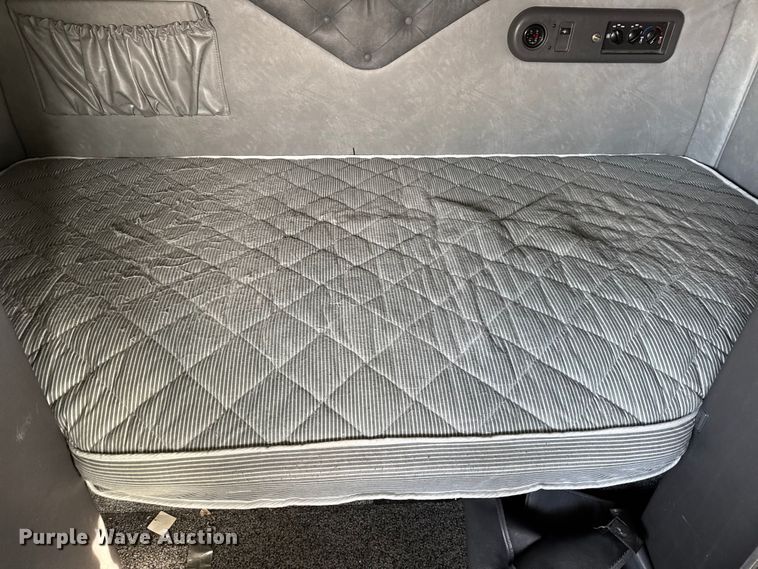 image for item ER0392 2015 Mack CXU613 semi truck