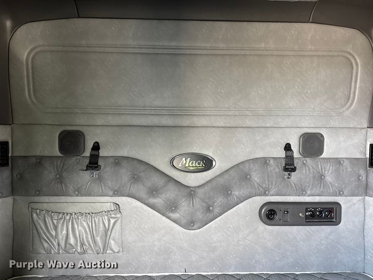 image for item ER0392 2015 Mack CXU613 semi truck