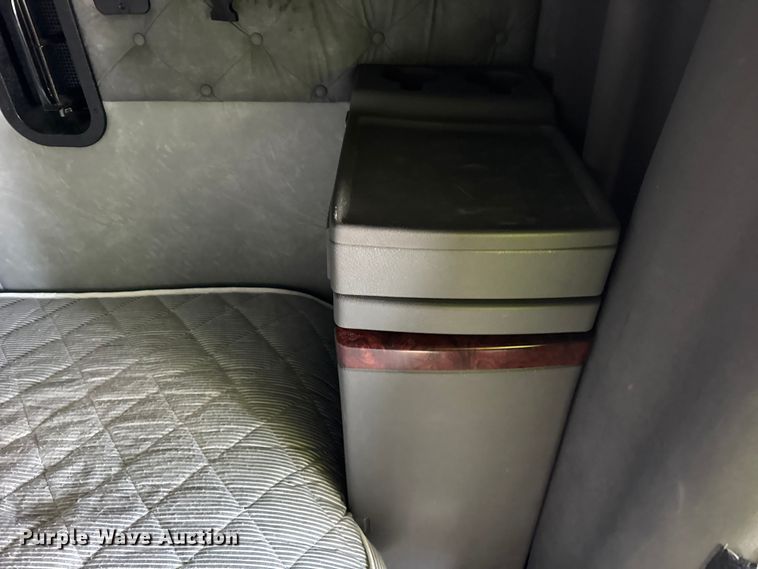 image for item ER0392 2015 Mack CXU613 semi truck