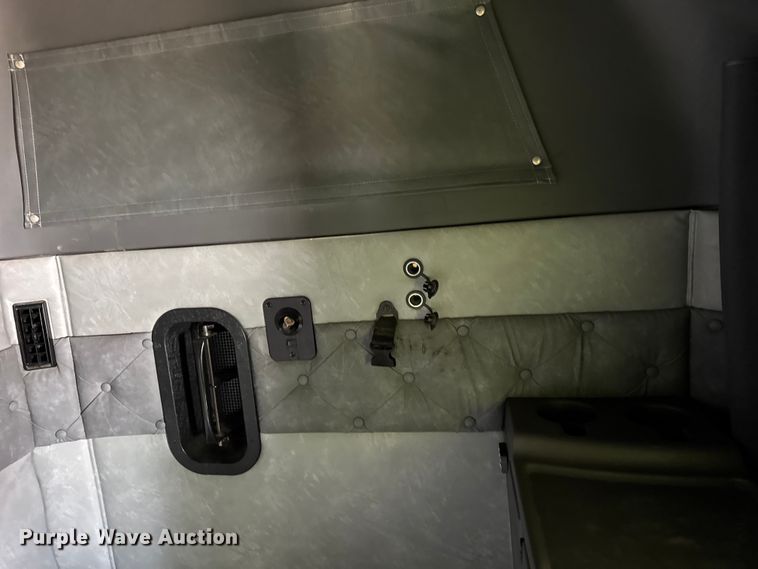 image for item ER0392 2015 Mack CXU613 semi truck