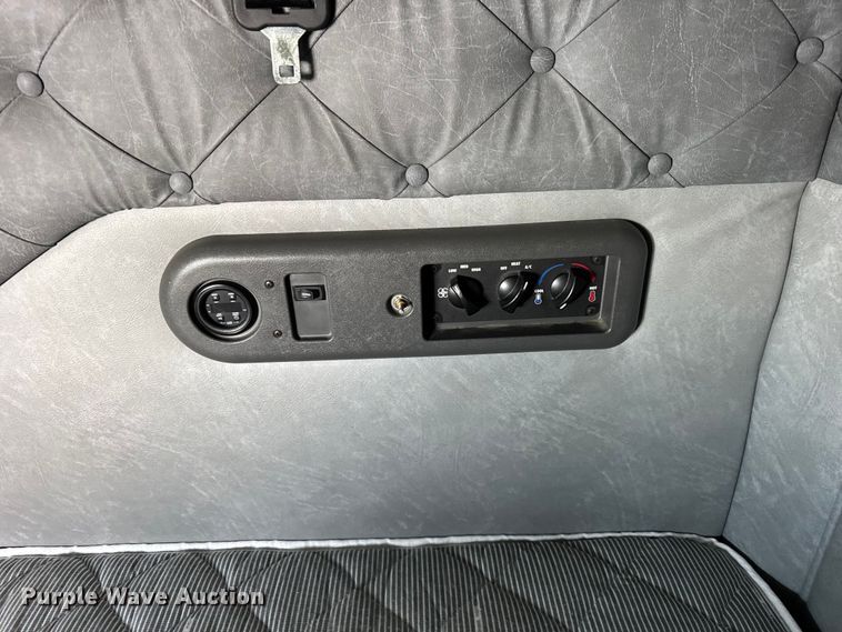 image for item ER0392 2015 Mack CXU613 semi truck