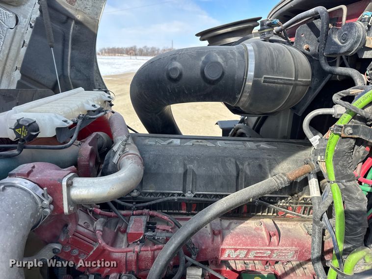 image for item ER0392 2015 Mack CXU613 semi truck