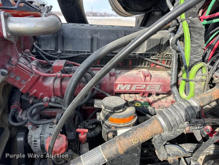 image for item ER0392 2015 Mack CXU613 semi truck