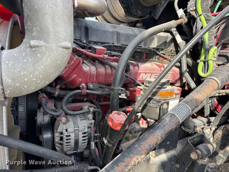 image for item ER0392 2015 Mack CXU613 semi truck