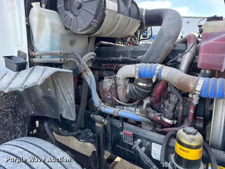 image for item ER0392 2015 Mack CXU613 semi truck