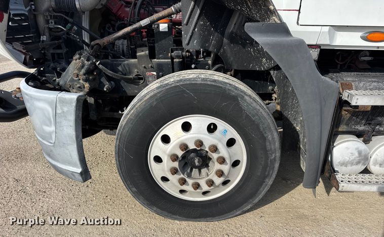 image for item ER0392 2015 Mack CXU613 semi truck