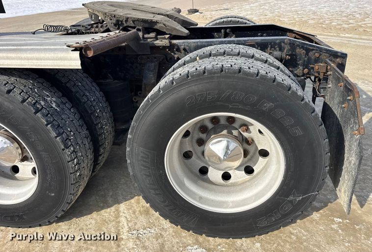 image for item ER0392 2015 Mack CXU613 semi truck